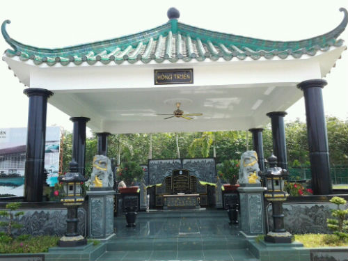 Nhìn[-]bề[-]ngoài,[-]nhà[-]mồ[-]của[-]bà[-]P.[-]trông[-]rất[-]bình[-]thường